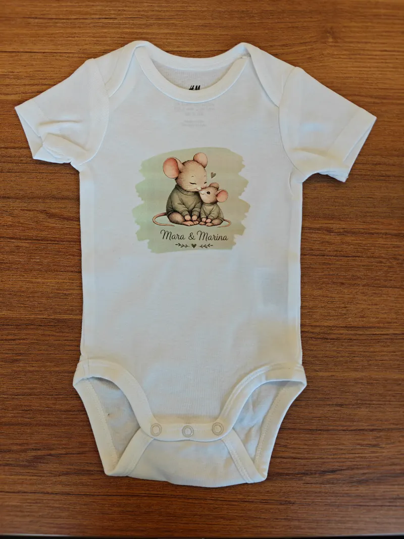 Weißer Babybody mit Mäuse-Motiv und Namen