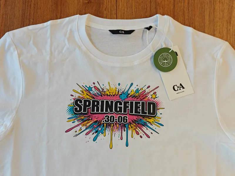 Weißes Event-Shirt mit buntem Farbspritzer-Motiv