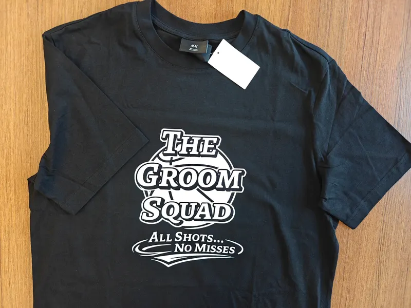 Schwarzes JGA-Shirt mit dem Aufdruck The Groom Squad