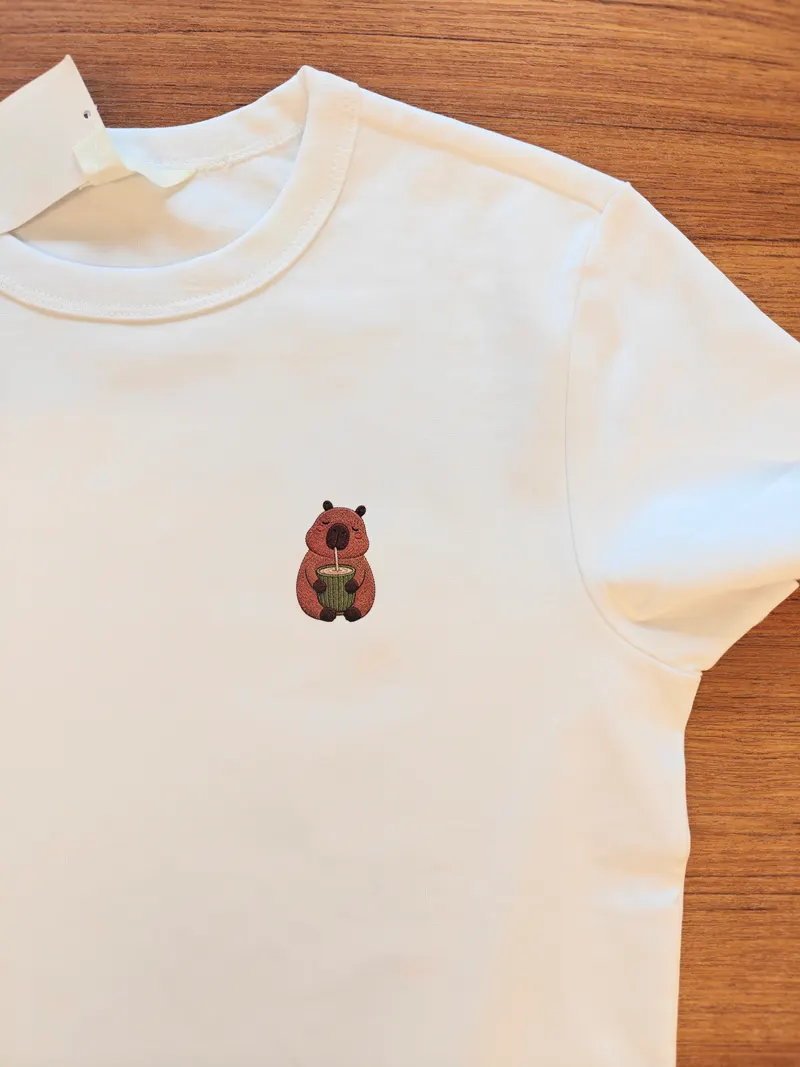 Weißes Shirt mit kleinem Capybara-Motiv in Stick-Optik