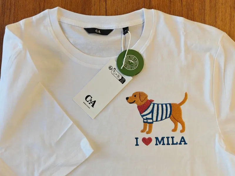 Weißes Shirt mit Hunde-Motiv und Schriftzug I love Mila in Stick-Optik