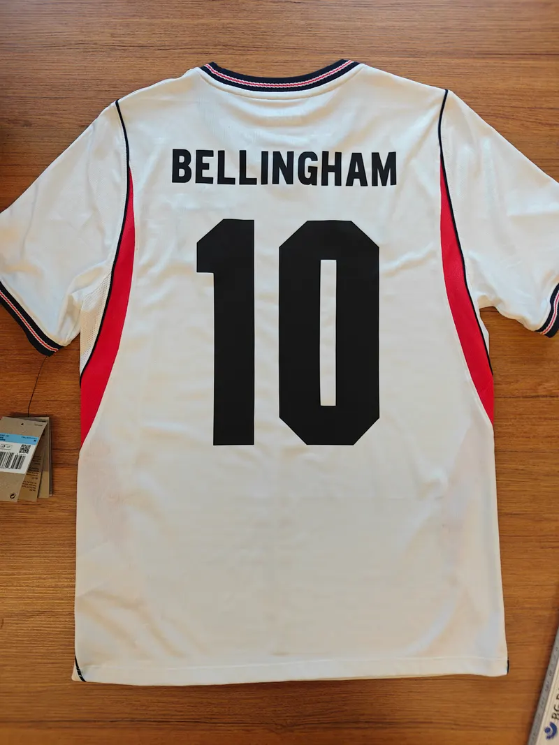 Weißes Trikot mit Name und Rückennummer 10